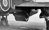 Stuiterbom onder een Lancaster bommenwerper.