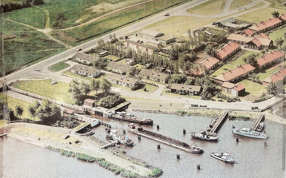 Oude luchtfoto van Werkeiland Lelystad, gezien vanaf de Noordersluis. Rechts op de foto is te zien dat de polder al is drooggevallen.