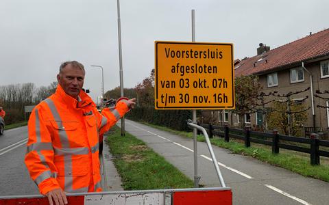 Gedeputeerde Jan de Reus: ‘Met het vervangen van het brugval is de brug weer sterk genoeg voor het huidige en toekomstige verkeer'.