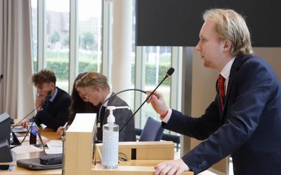 Scholieren uit Dronten en Emmeloord discussieerden in het Provinciehuis met elkaar over actuele Europese onderwerpen. 