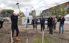 Wiemer Haagsma slaat symbolisch een paal in de grond voor de start van de bouw van gebouw de Schout aan de Boei in Emmeloord