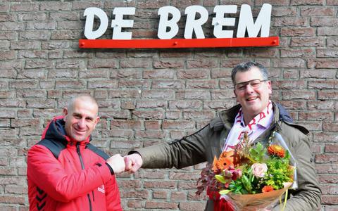Arnold Roossien (trainer FC Kraggenburg) ontvangt bloemen bij zijn contractverlening van Harold van Beekhuizen (voorzitter FC Kraggeburg)