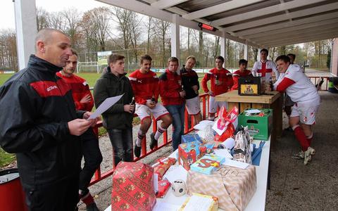 Surprises en gedichten. De selectie van FC Kraggenburg vierde zondag uitgebreid Sinterklaas. Ook trainer Arnold Roossien komt aan de beurt.