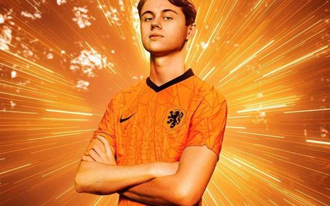 FIFA-gamer Dani Visser uit Emmeloord is sinds kort opgenomen in E_Oranje, het digitale Nederlands elftal.