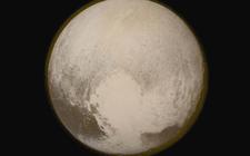 De ijzige dwergplaneet Pluto koelt weer af.