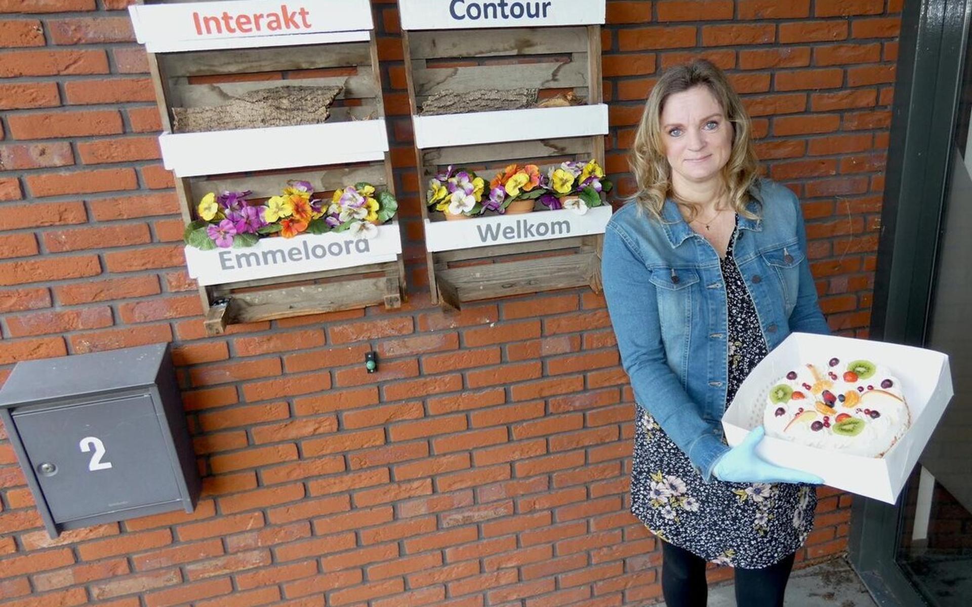 Alice Gnodde van InteraktContour ontvangt een taart van Banketbakkerij Steenbergen.