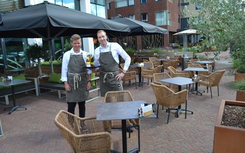 Martijn Stroomer met Melvin Vermaire op het terras van Brasserie AanDeel aan de vernieuwde Deel.