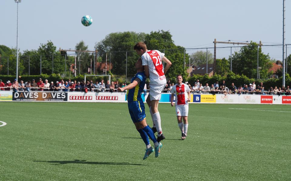 Flevo Boys-verdediger Marc Reussing wint een kopduel in de wedstrijd tegen d'Olde Veste '54.