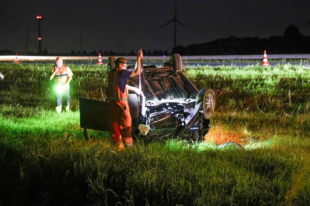 Auto ramt groot verkeersbord en eindigt op de kop naast A6 bij Nagele