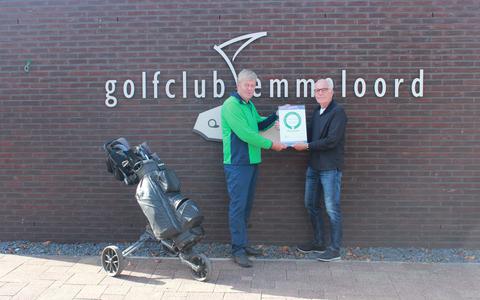 Willy Schutte (links), voorzitter van Golfclub Emmeloord, krijg het GEO-certificaat overhandigd door Tijs Weggen.