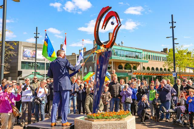 Atleten AV NOP brengen Bevrijdingsvuur naar Emmeloord