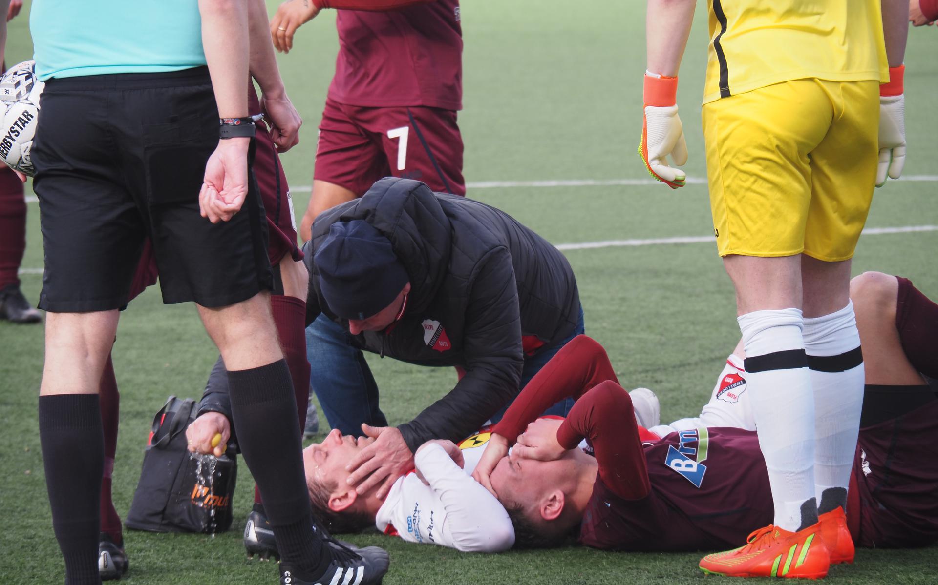 Timon Rorije wordt verzorgd aan een hoofdwond, die hij opliep in een duel met Alex van Hoesel (Berkum). Rorije kon de wedstrijd vervolgen, Van Hoesel viel uit met een lelijke enkelblessure.