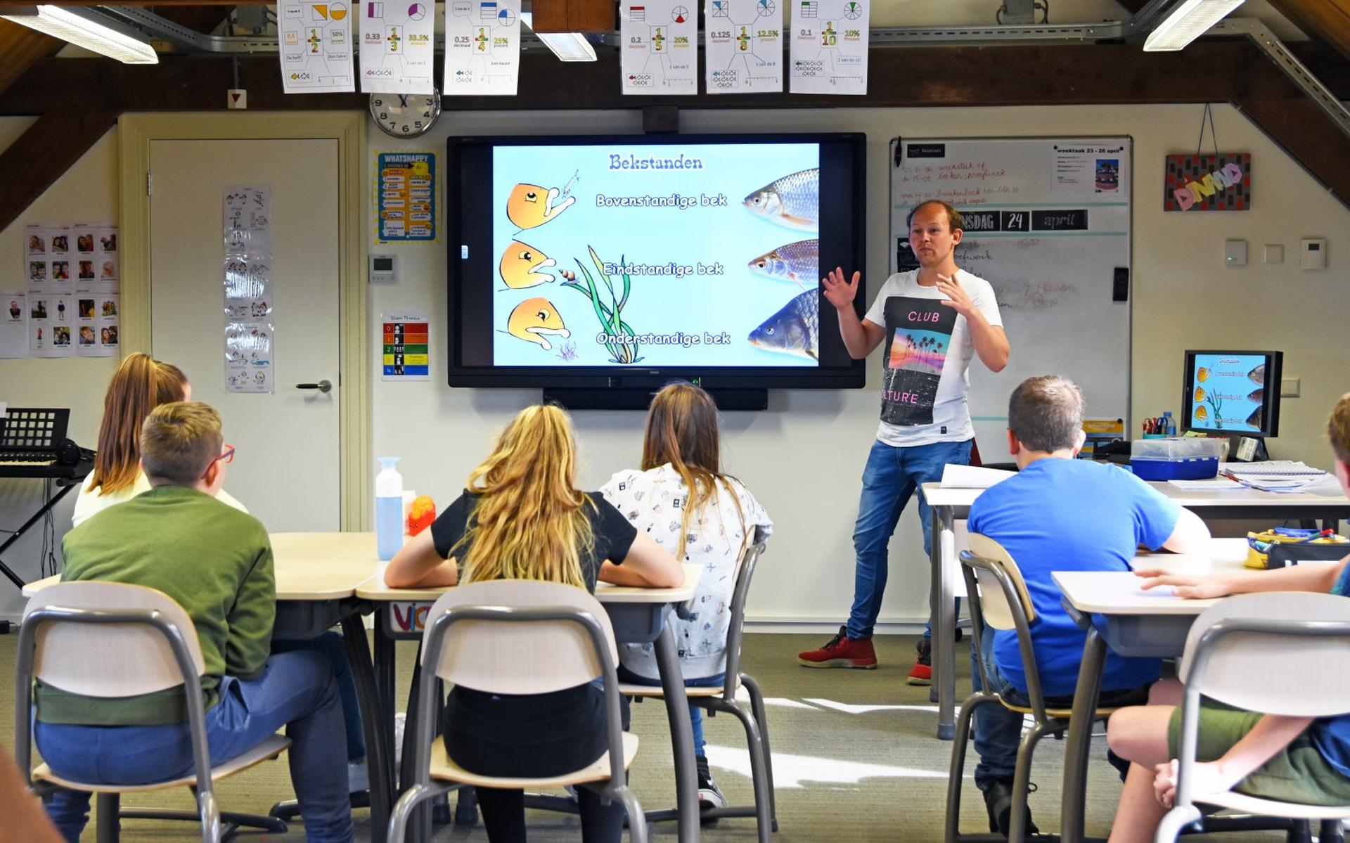 Eerst krijgen de leerlingen van groep 7 een biologieles over vis en water.