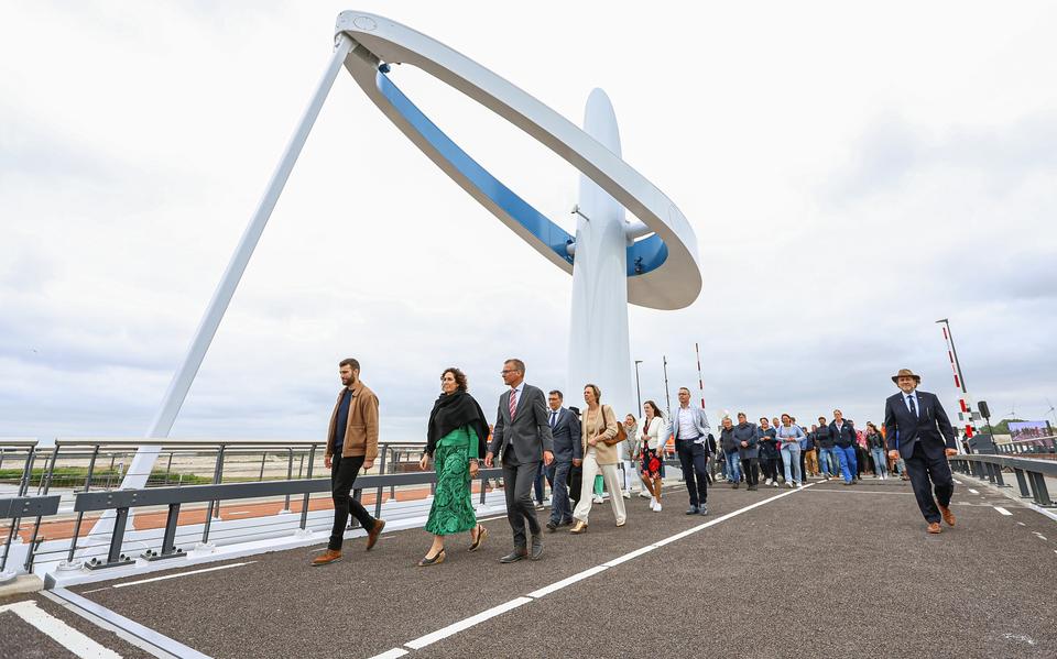 De eerste wandelaars lopen over de brug.