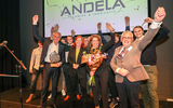 Het team van Andela samen met wethouder Linda Verduin (voorzitter van de jury) en BVN voorzitter Kees van der Sar.