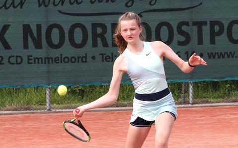 Ashley van Assen uit Emmeloord heeft er alles voor over om de tennistop te bereiken. 'Tennis gaat voor school.' 