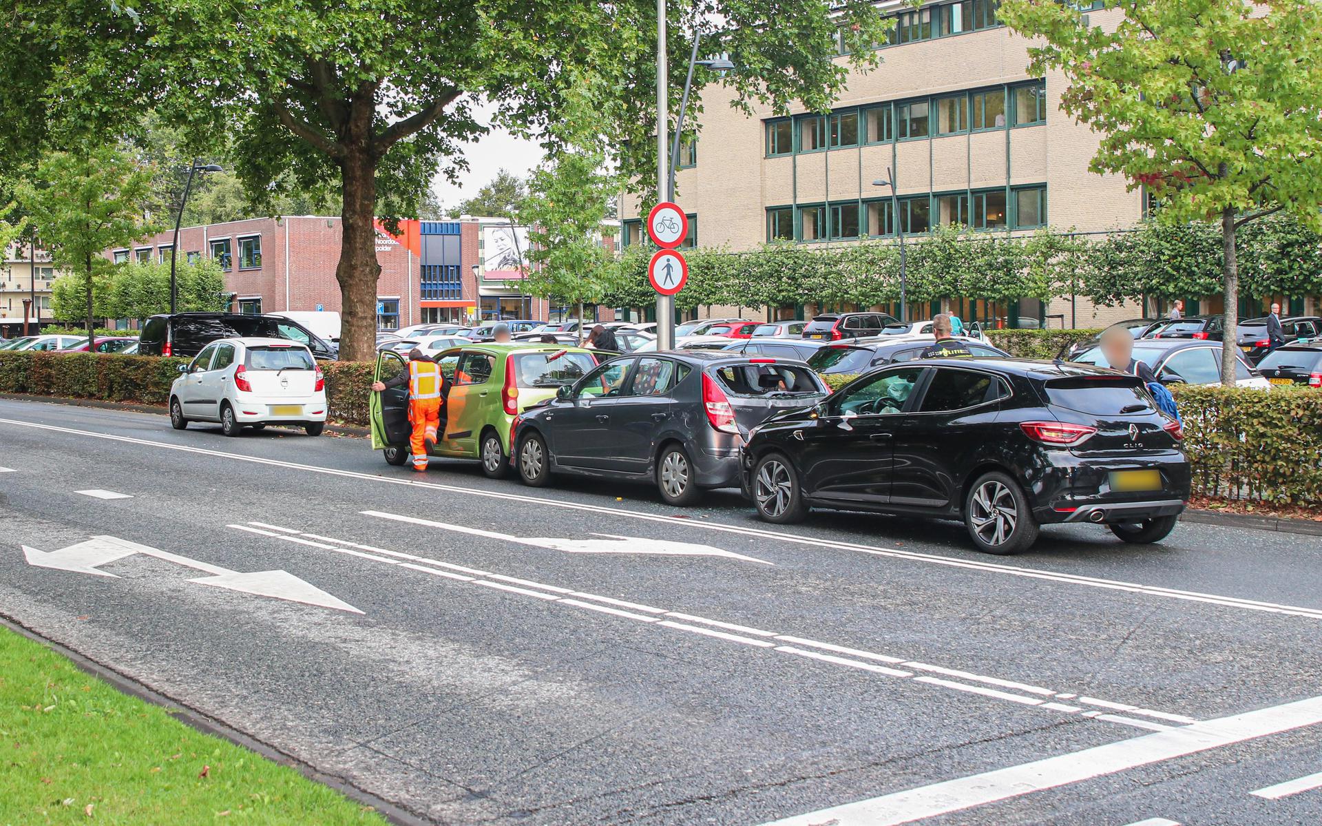 De auto's die op elkaar botsten op de Urkerweg in Emmeloord. 