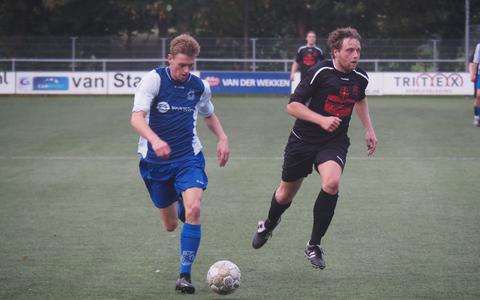 Wouter van der Velden (links) was tegen VENO goed voor twee doelpunten. SC Emmeloord won de derby met 4-1.