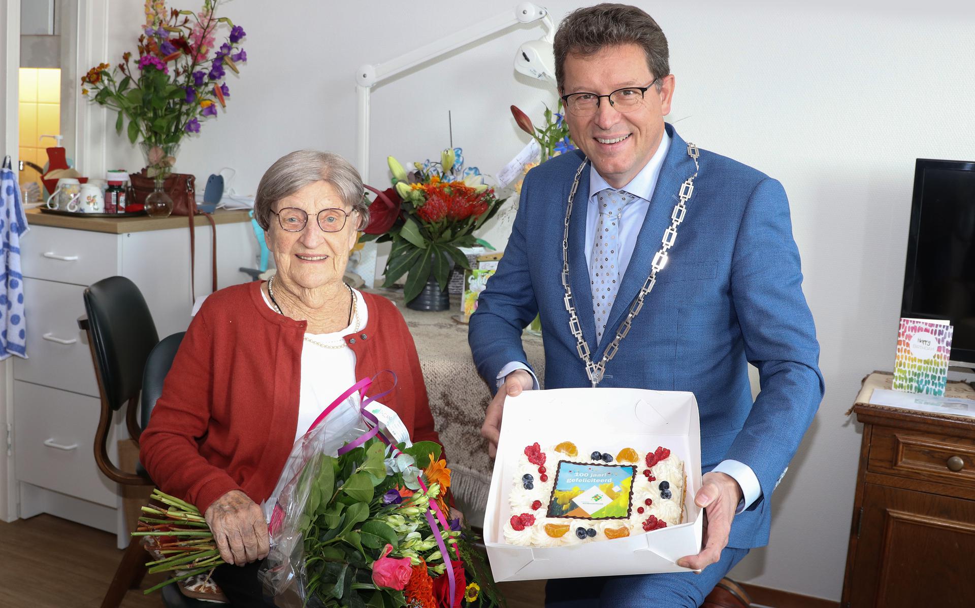 De felicitatietaart voor de 100-jarige Truus Middendorp-Post