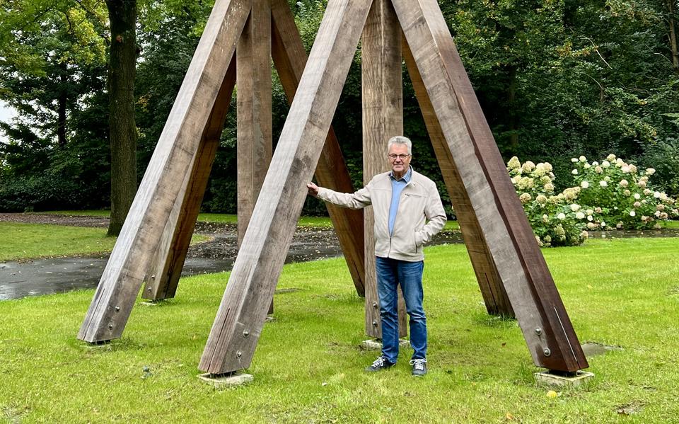 Initiatiefnemer Piet Huizinga naast de klokkenstoel op de begraafplaats in Luttelgeest. Foto: Seline Steba