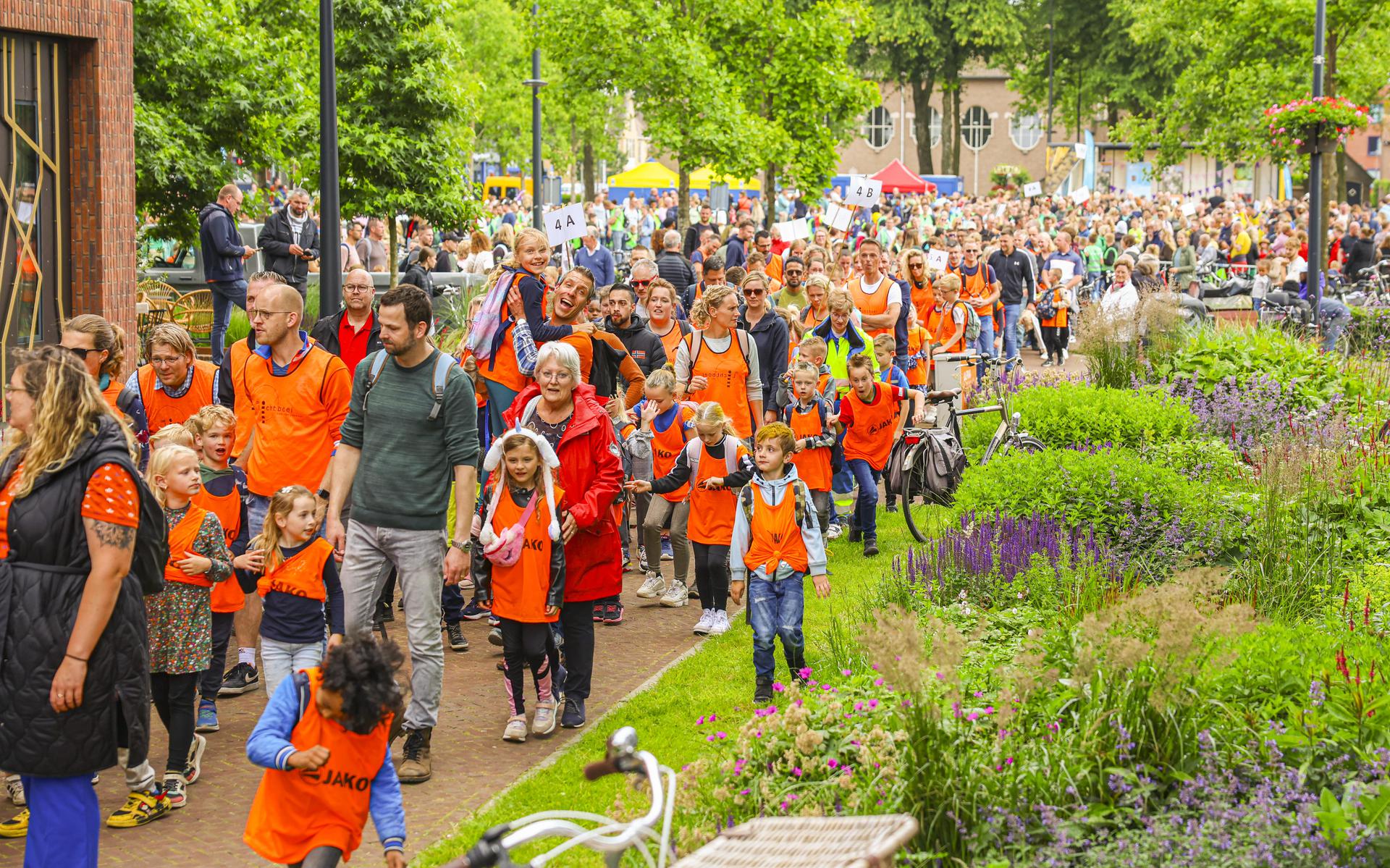 Ruim 2.100 lopers volbrengen Avondvierdaagse Emmeloord - De Noordoostpolder