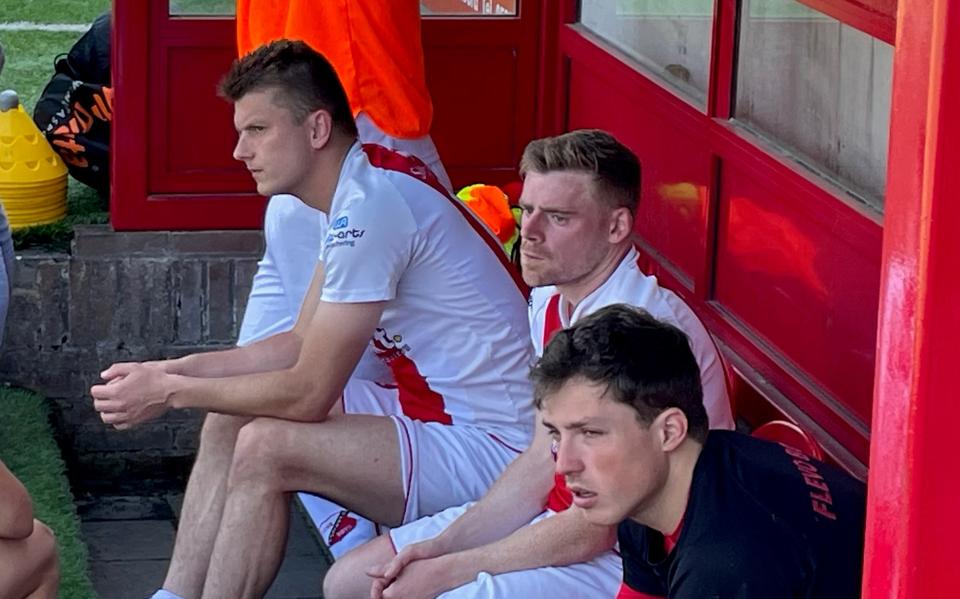 De spelers van Flevo Boys zien de bui al hangen. De Emmeloorders zijn gedegradeerd uit de vierde divisie.