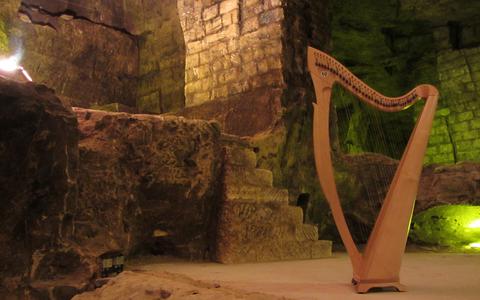 Whispering Caves met 20 harpisten uit de polder in Theater 't Voorhuys in Emmeloord.