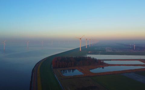 Een viezige, bruine laag is er te zien op de horizon bij de Rotterdamse hoek. Smog komt vaak voor bij een hogedrukgebied.