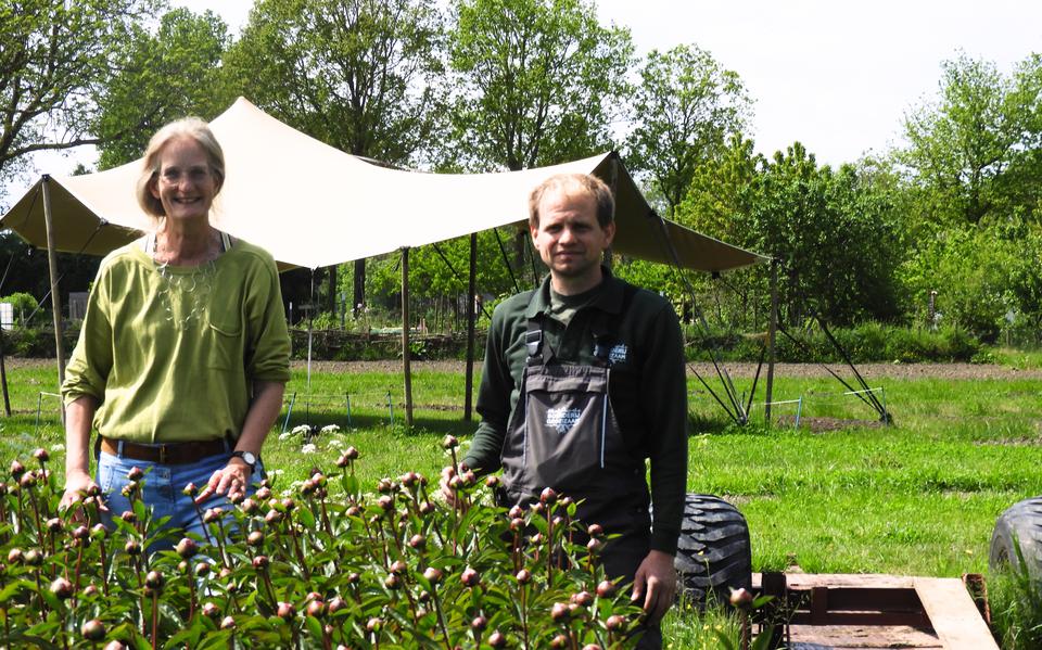 Colinde en Marc tussen de bloemen van Boerderij Groeizaam.