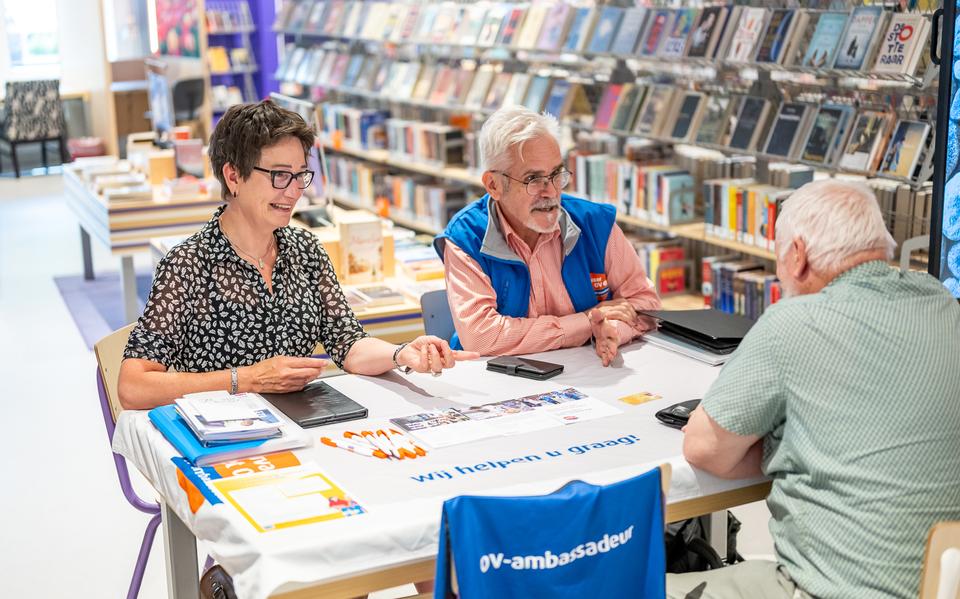 OV-ambassadeurs geven uitleg. 