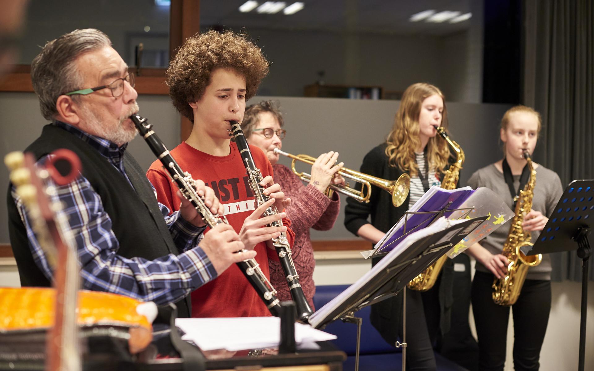 Muziekgezelschap musiceert.