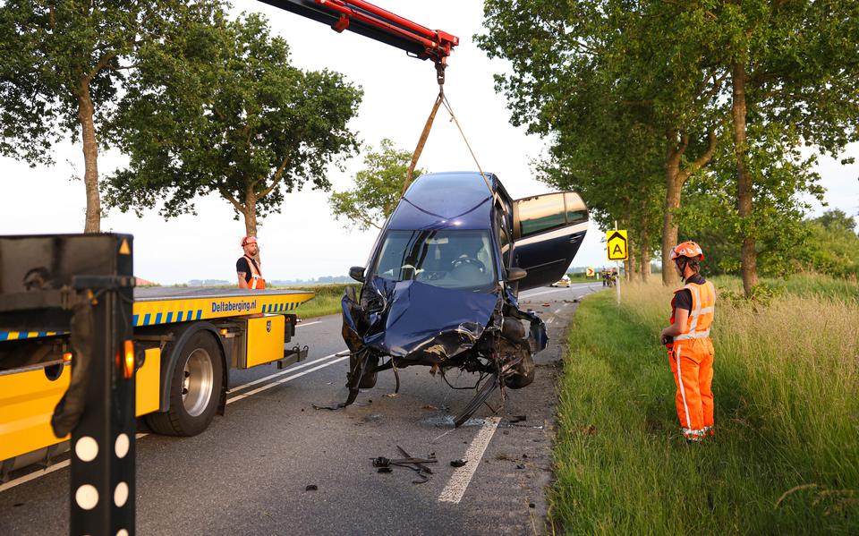 De auto - minus motorblok - wordt weggetakeld.