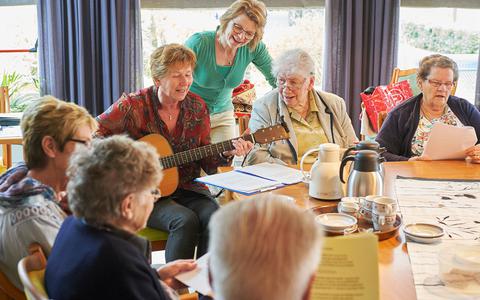 Met de welzijnsstrippenkaart kunnen ouderen meedoen aan activiteiten in de verzorgingscentra van Zorggroep Oude en Nieuwe Land.