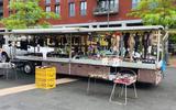 De marktkraam van Jan Elhorst, hier op het Meerpaalplein in Dronten, heeft al sinds 1965 een vaste standplaats op de weekmarkt in Emmeloord.