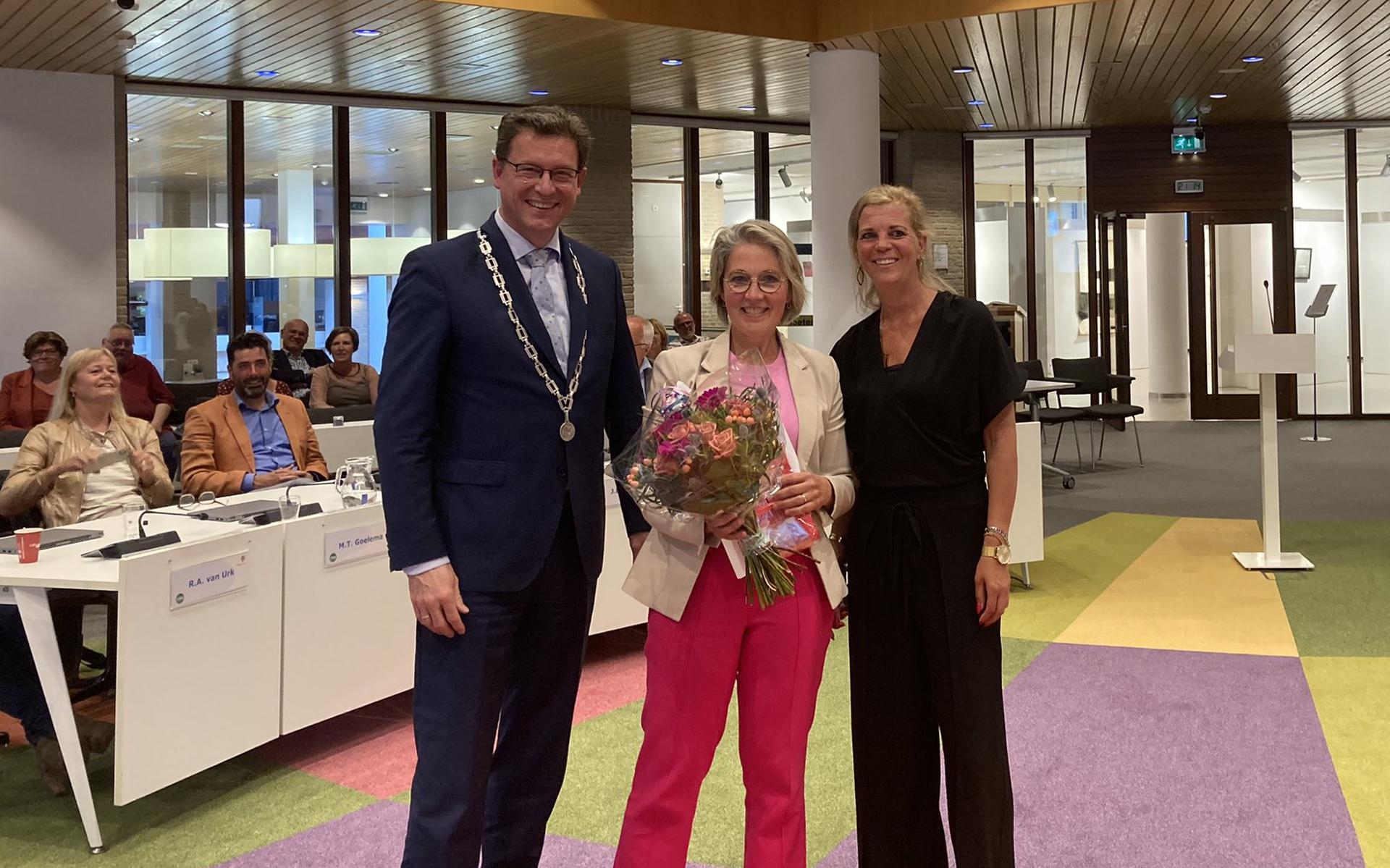 Gerda Knijnenberg (midden) neemt afscheid van de gemeenteraad.
