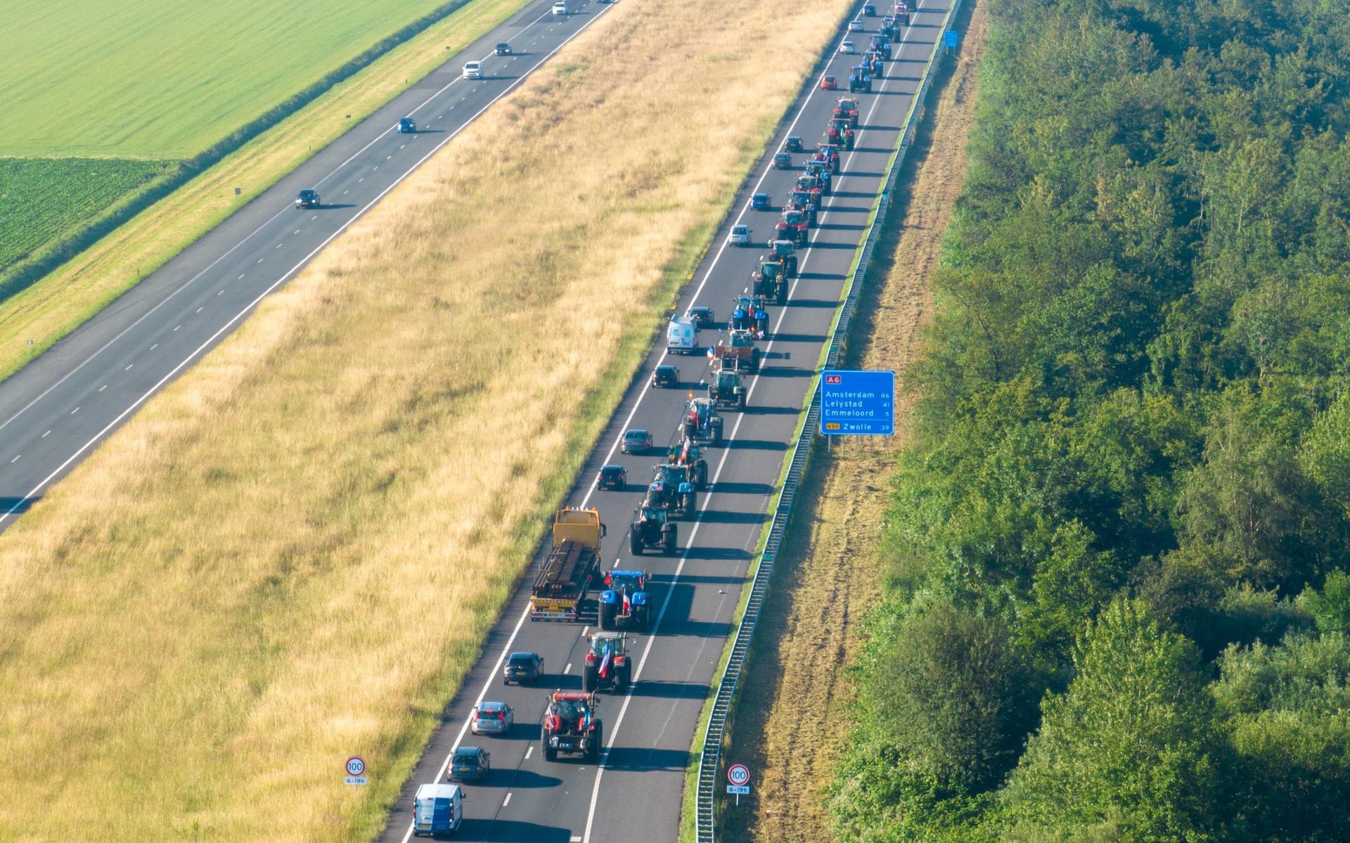 De tractoren in colonne over de A6 op weg naar Stroe.
