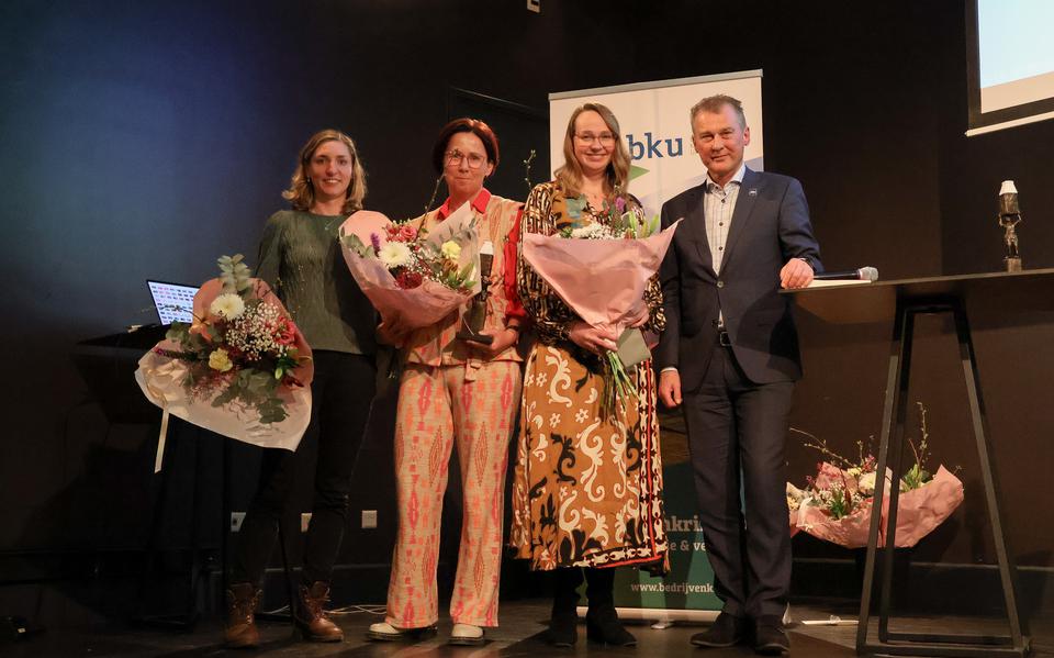 De Prinses Beatrixschool nam de Participatieprijs en een bos bloemen in ontvangst uit handen van wethouder Freek Brouwer.
