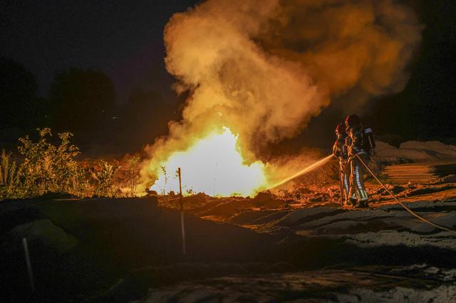 Brand op bouwplaats in Emmeloord: Dixi gaat in vlammen op