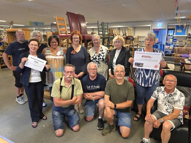 Theehuis Begraafplaats Emmeloord krijgt cheque van 1.000 euro