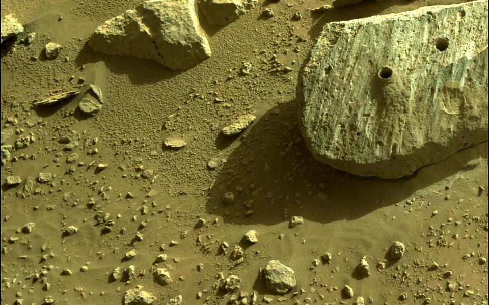 Monsters zijn onder andere genomen uit het rotsblok rechts, op Mars.