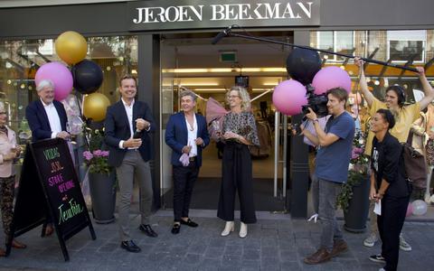 Teun Föhn opent de verbouwde winkel van Jeroen Beekman Mode in de Lange Nering in Emmeloord.