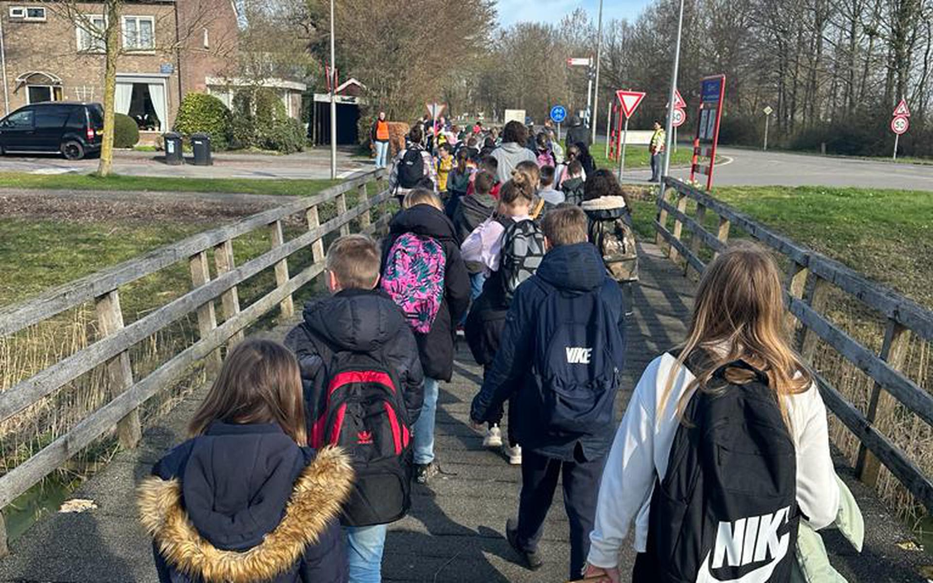 Leerlingen De Ark Espel wandelen voor het goede doel - De Noordoostpolder