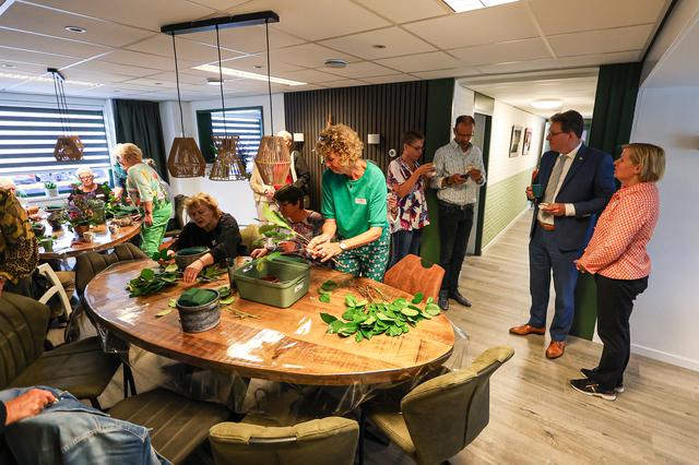 Na de opening werden meteen de handen uit de mouwen gestoken.