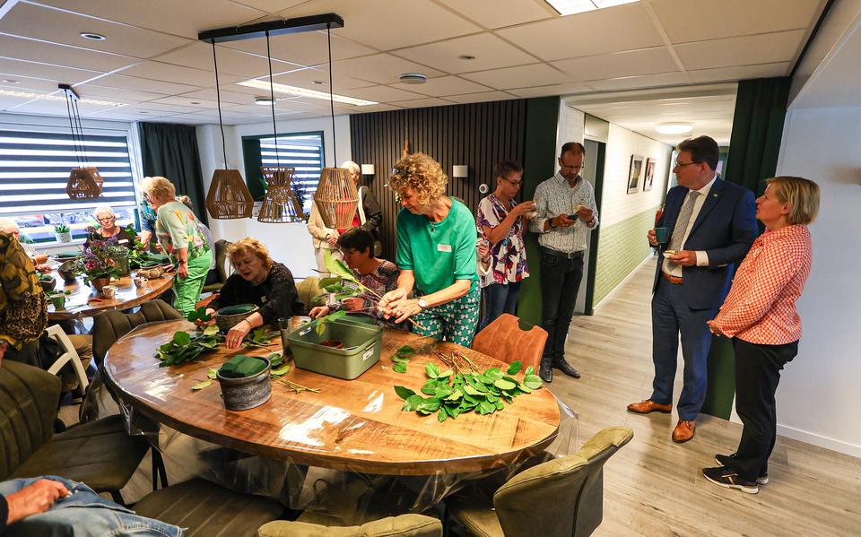 Na de opening werden meteen de handen uit de mouwen gestoken.