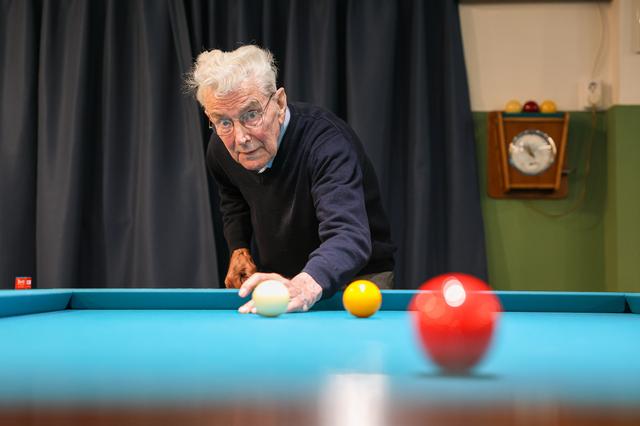 Theo Steverink is 100 jaar en biljart nog wekelijks bij BV Tholen
